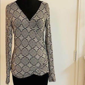 LOFT Black and White Long Sleeve V-Neck Printed Top